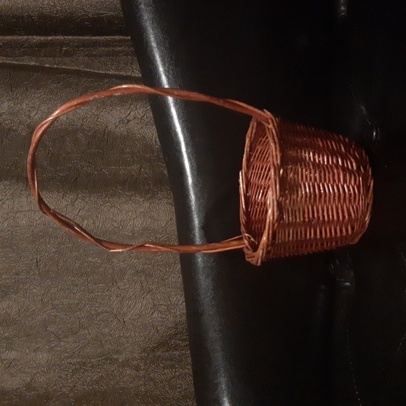 Circle Wicker Basket - Picture 3 of 10